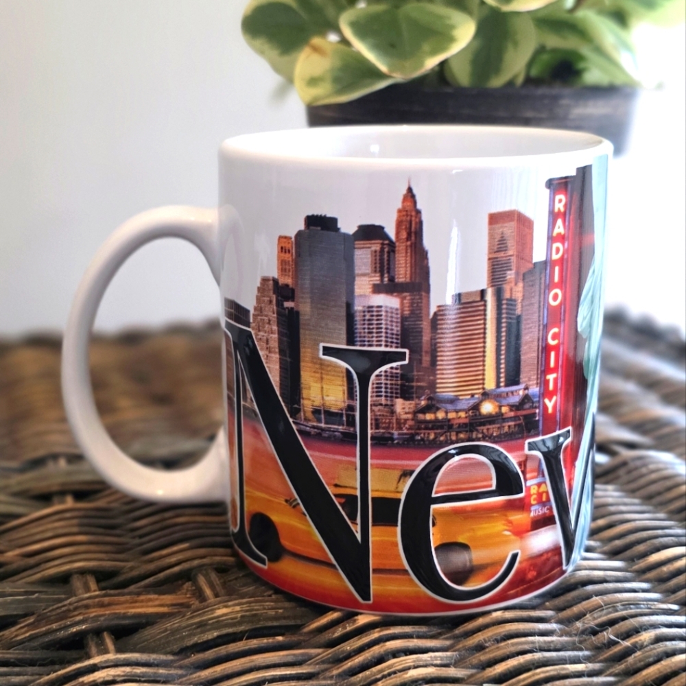 Americaware Coffee Mug *New York*3-D Relief Cup Colorful NYC Skyline 18 Oz 2012